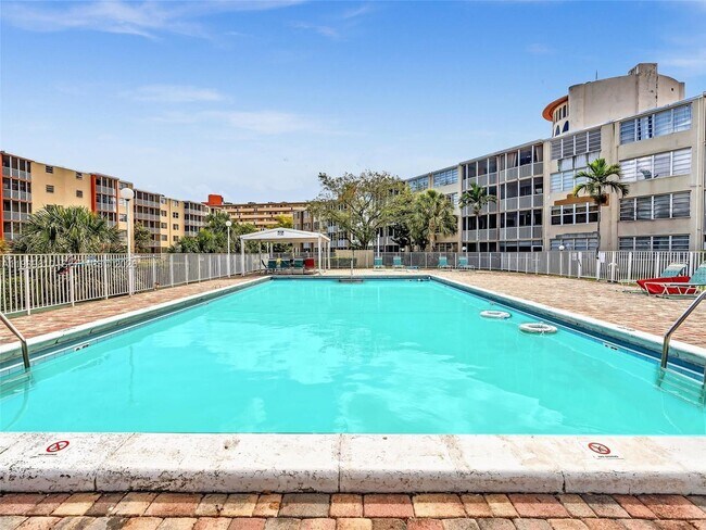 Building Photo - 1770 NE 191st St