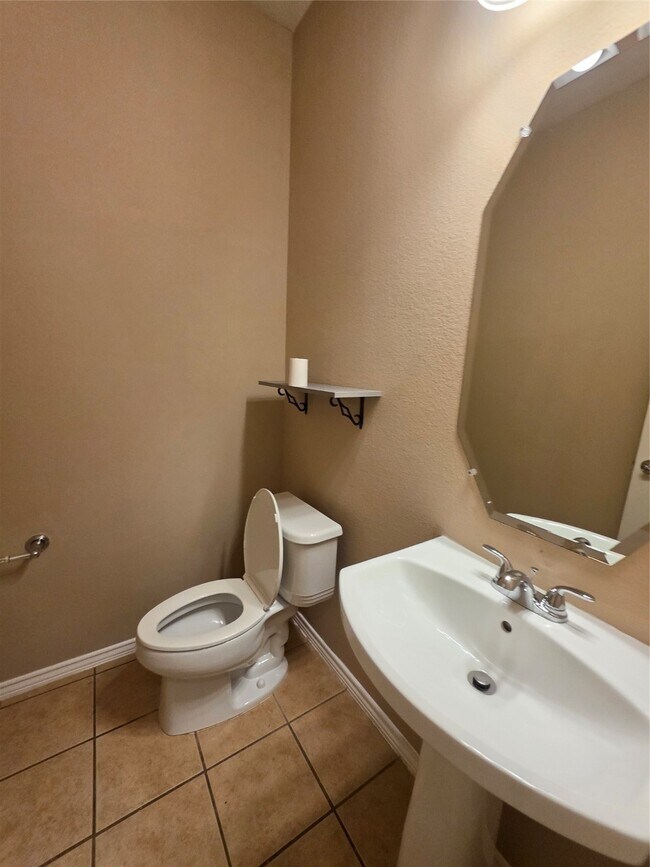 Building Photo - 915 Butterfly Ln