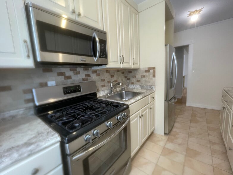 Building Photo - 210 Martine Ave