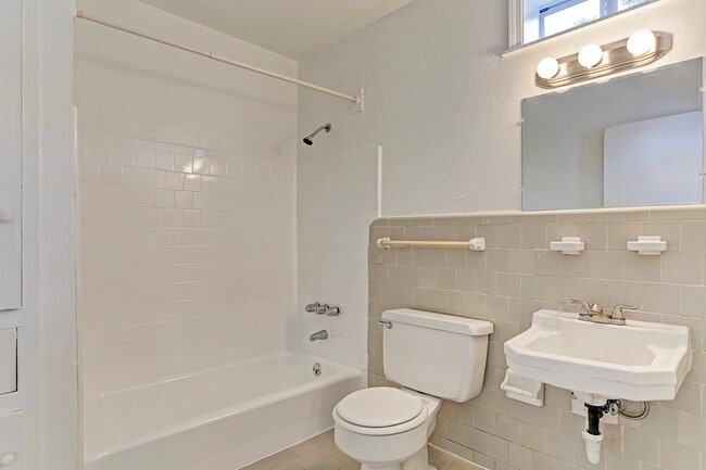 Building Photo - 2202 Park St