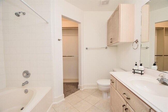 Building Photo - 138 Willowwood Cir