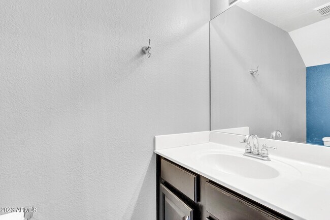 Building Photo - 1505 N Center St