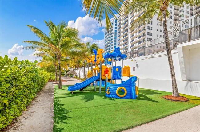 Building Photo - 6039 Collins Ave