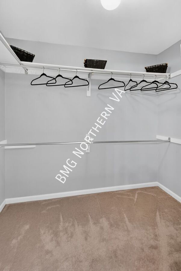 Building Photo - 43790 Laburnum Square
