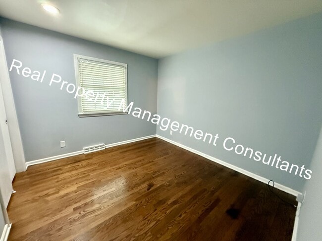 Building Photo - Stylish Split-Level Living in Overland Park  – Pet-Friendly