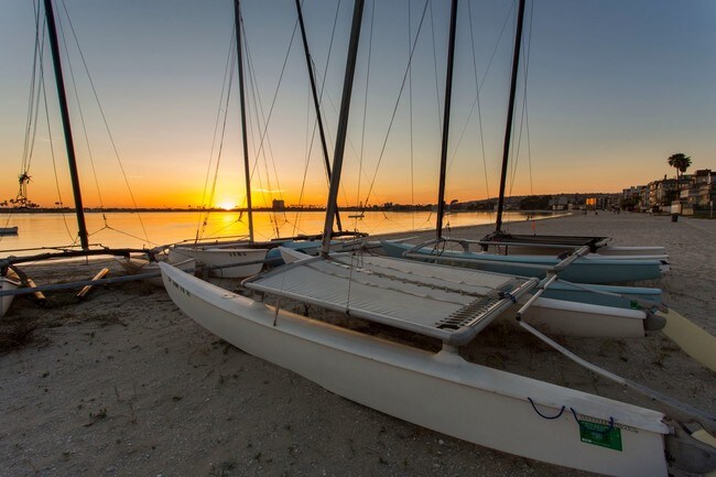 Building Photo - *2 WEEKS FREE* Beautiful 2 Bedroom in Amazing Sail Bay Location with Parking!