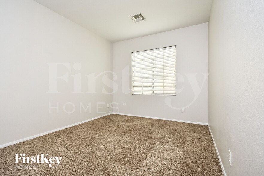 Building Photo - 10832 Avenzano St