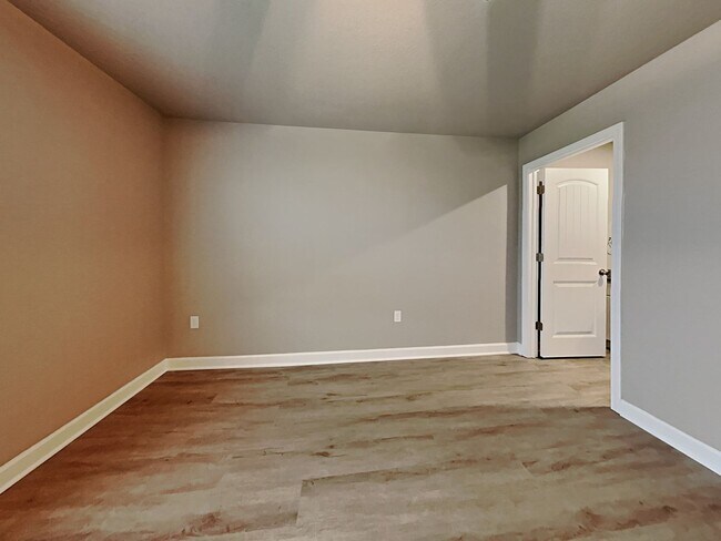 Building Photo - Charming 3Beds, 2Bath Home in Blue Springs with Garage Parking