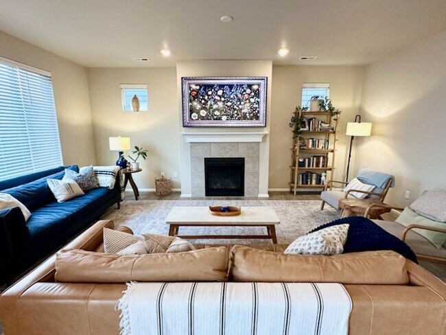 Building Photo - Stunning Stewart Crossing Home!