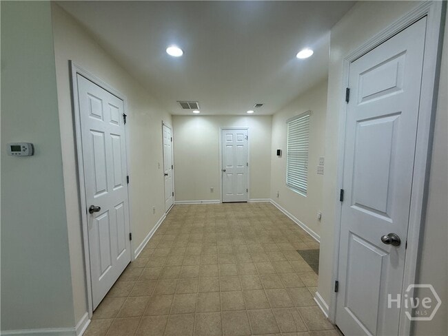 Building Photo - 426 Lions Den Dr