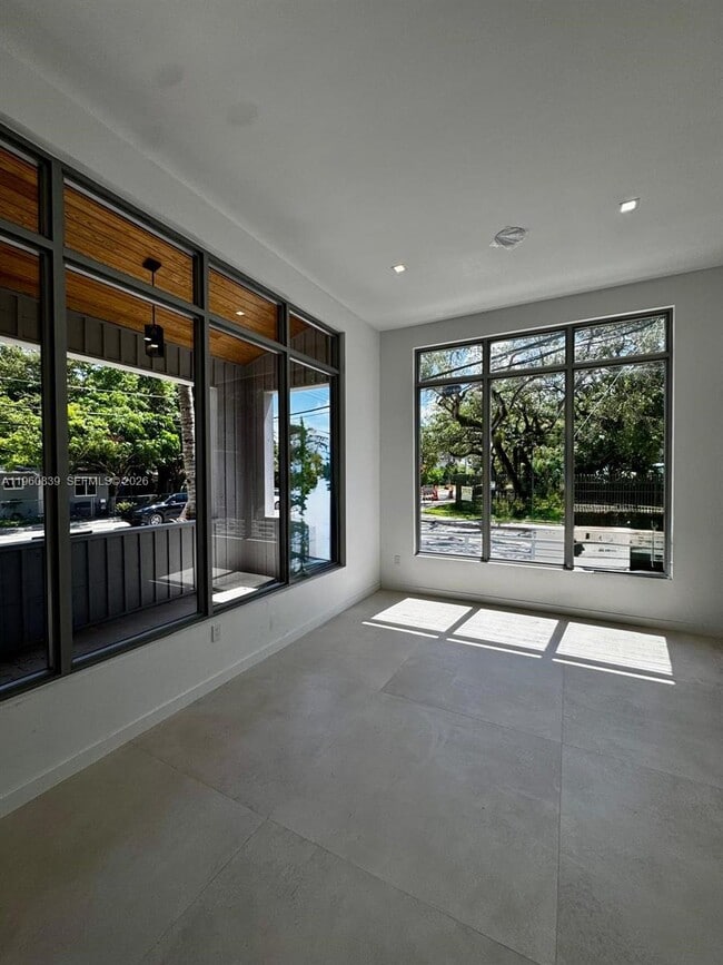 Building Photo - 3204 Plaza St