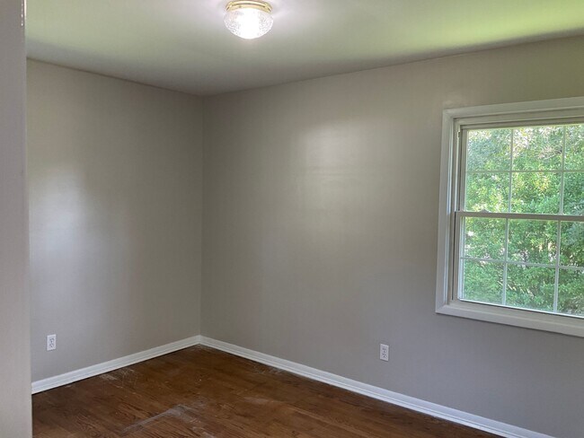 Building Photo - 104 Greencrest Cir