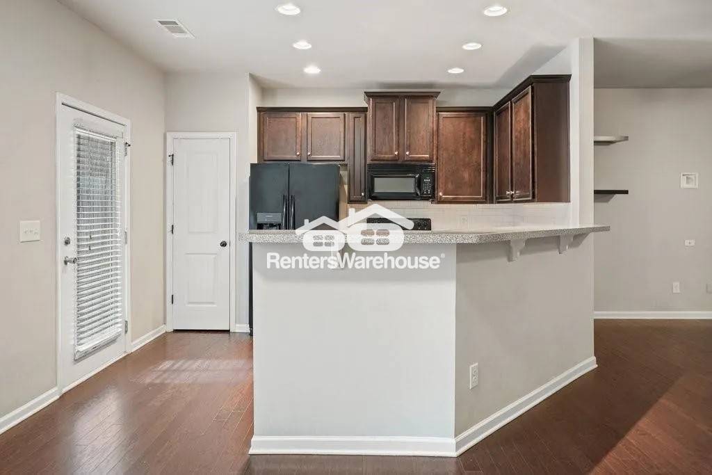 Building Photo - 570 Oakside Pl