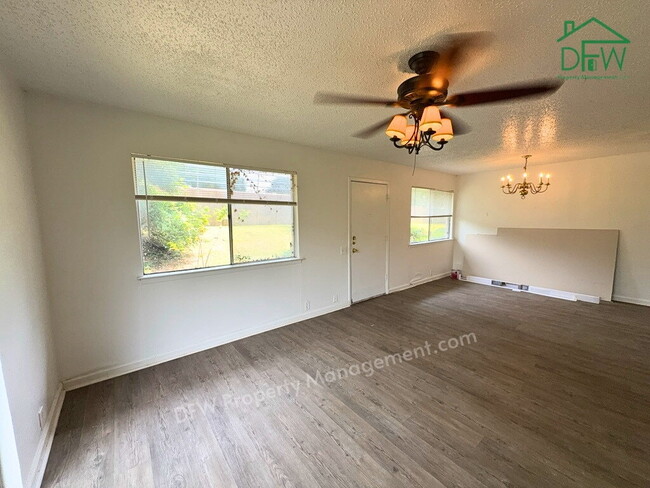 Building Photo - 3 Bed / 2 Bath Townhome - Fenced Yard, Community Pool