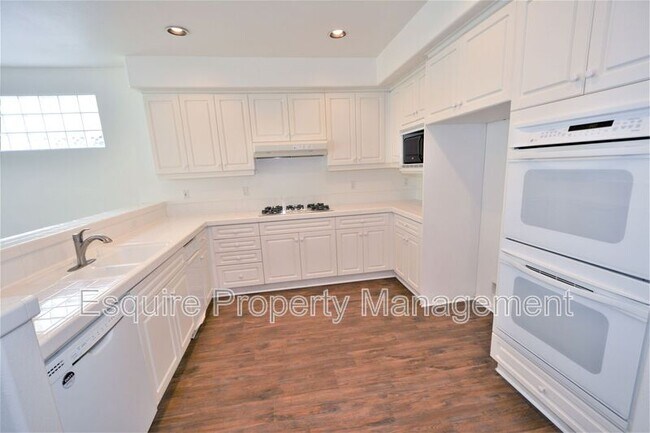 Building Photo - 2861 Golf Villa Way