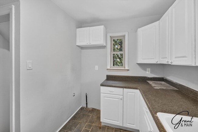 Building Photo - $1350 3 bedrooms