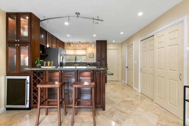 Building Photo - Kahala Tropic Gardens 2 bed 1.5 bath Fully Remodeled Condo