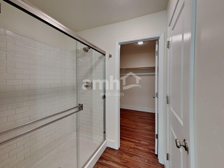 Building Photo - 901 N Barkvine Ave