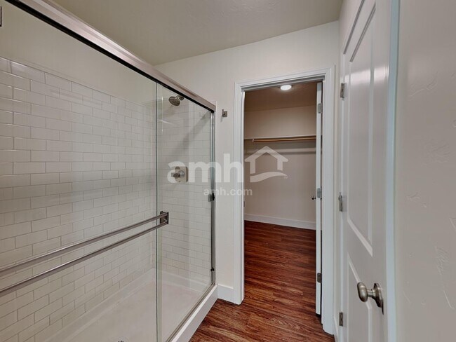 Building Photo - 901 N Barkvine Ave