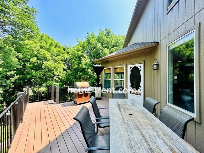Building Photo - Beautiful Four Bedroom Home in a Quiet Neighborhood w/ an Updated Kitchen, Wood Floors, and a Fin...