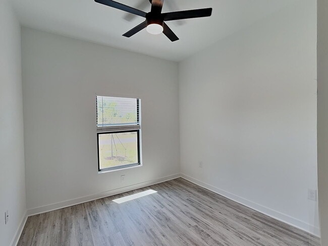 Building Photo - 1127 Highlands Rd