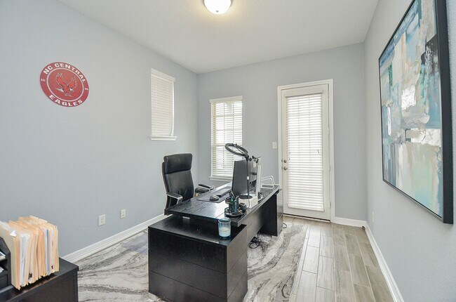 Building Photo - 18214 Lake Eagle Dr