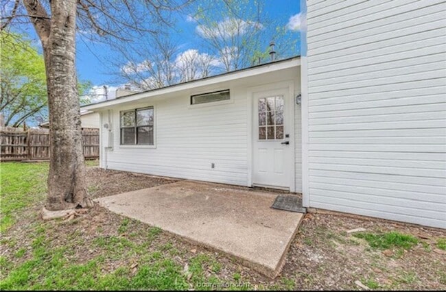 Building Photo - College Station - 3 bedroom - 2 bath house with garage and fenced back yard.