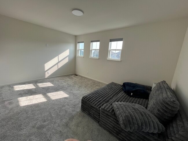 Building Photo - 356 S Pointe Ave