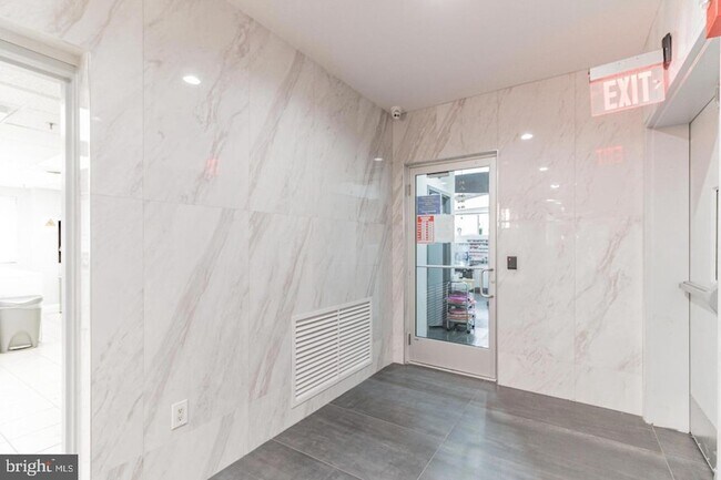 Building Photo - 2101-17-2117 Chestnut St