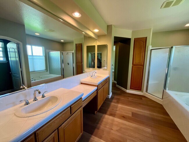 Building Photo - Carlsbad 4 bedroom Stunner on Cul-de-sac w...
