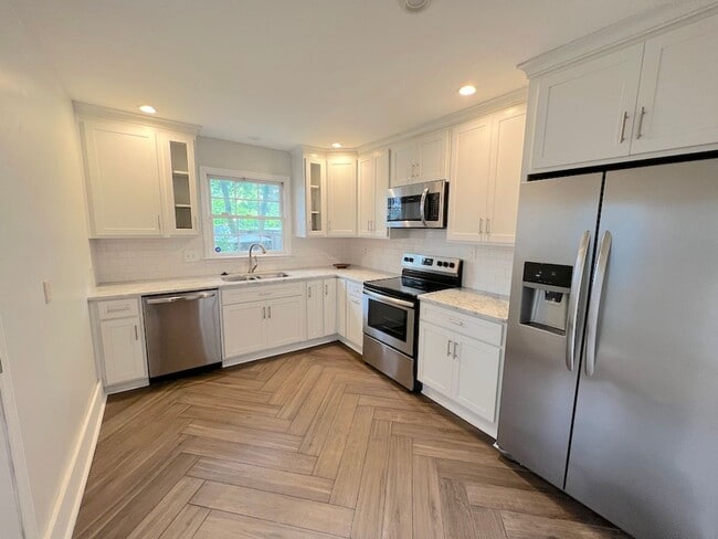 Building Photo - 2 BED | 2.5 BATH | DOWNTOWN LIVING | PRIVATE COURTYARD | WALK TO EVERYTHING