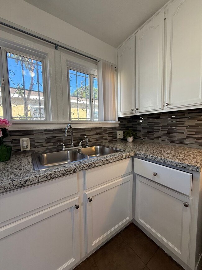 Building Photo - 1578E