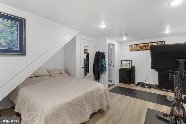 Building Photo - 212 Catharine St