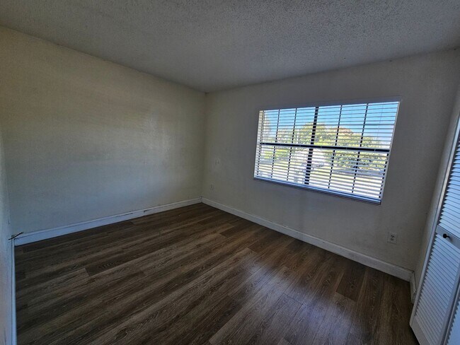 Building Photo - 1236 Dovehill Dr