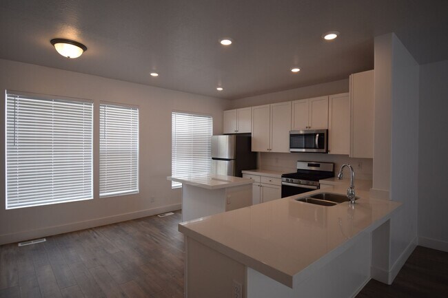 Building Photo - Charming 3 Bed 2.5 Bath Townhome in Murray!!!