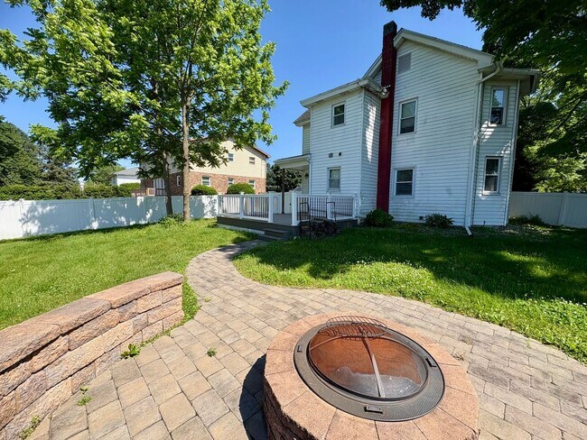 Building Photo - 4 Bedroom 2 Bathroom in Harrisburg!