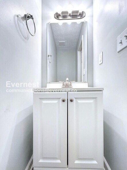 Building Photo - 5772-5773 3 Lakes Dr