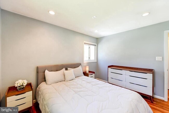 Building Photo - 6429 Maplewood Dr