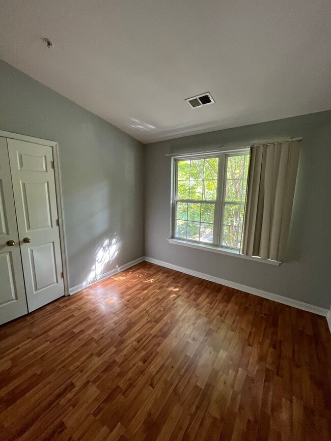 Building Photo - 3 bedroom townhome available near Largo To...