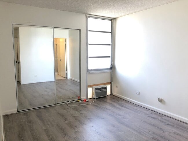 Building Photo - Great Salt Lake Location! 2/2 with 2 parki...