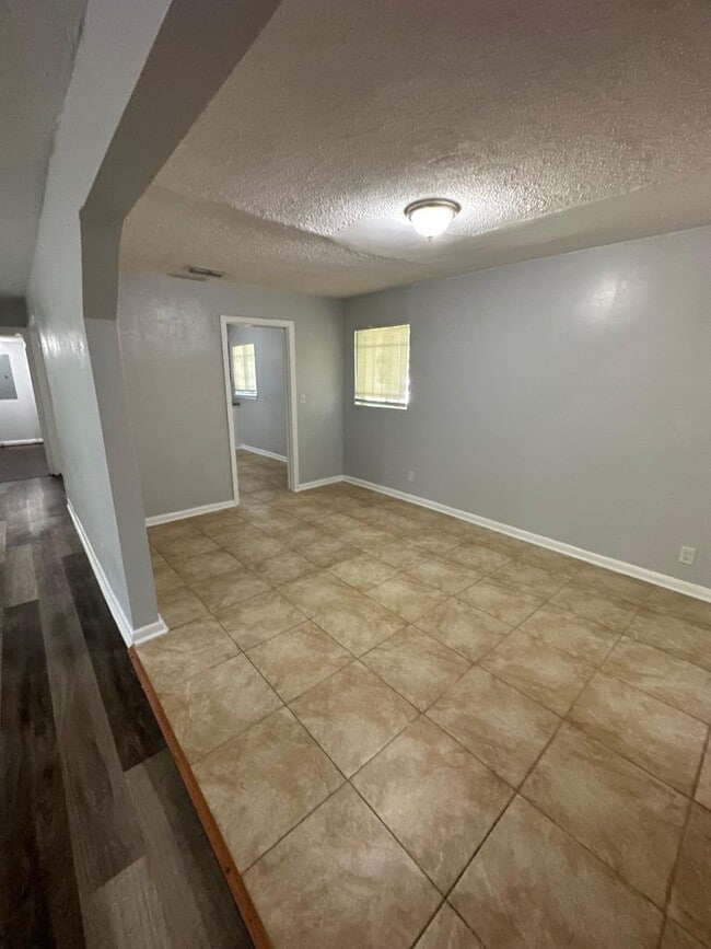 Building Photo - Renovated 3/1 Ready to Move In!