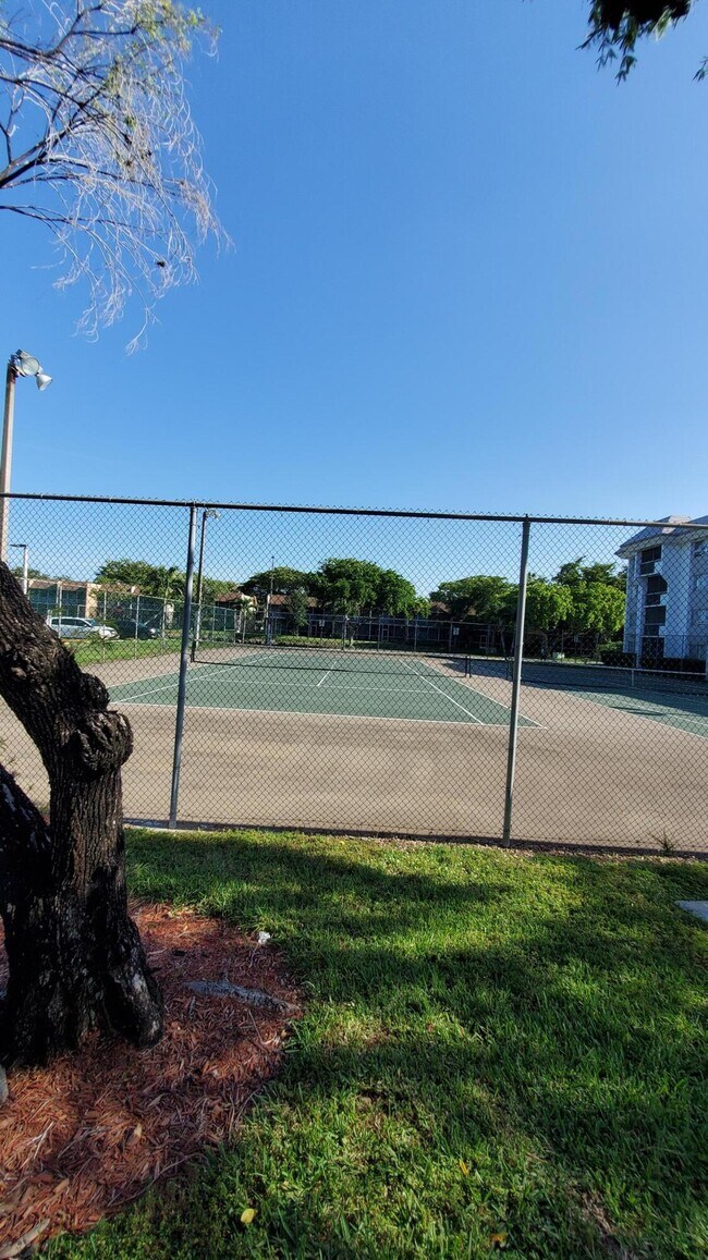 Building Photo - 721 N Pine Island Rd