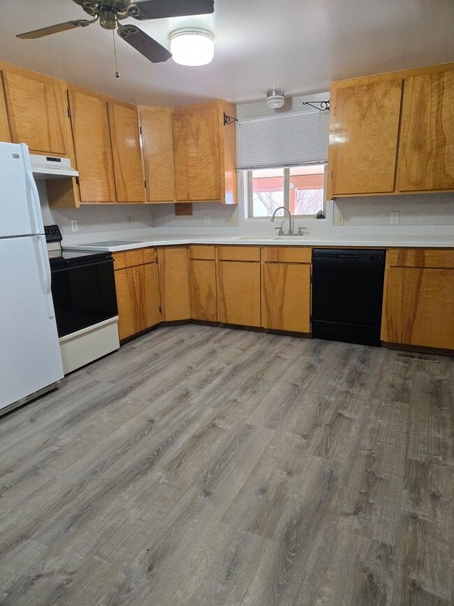 Building Photo - Three Bedroom Home - Single Car Attached Garage - in Townsend!