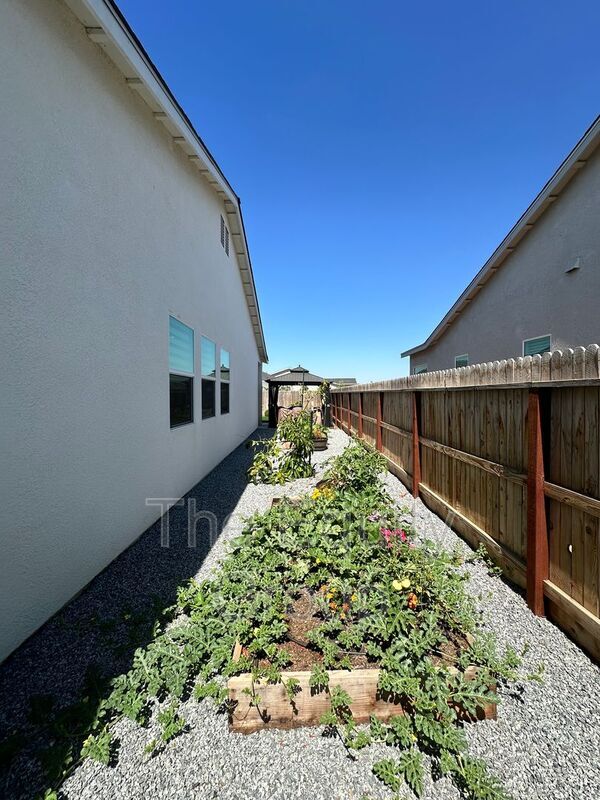 Building Photo - 3803 N Santa Fe St