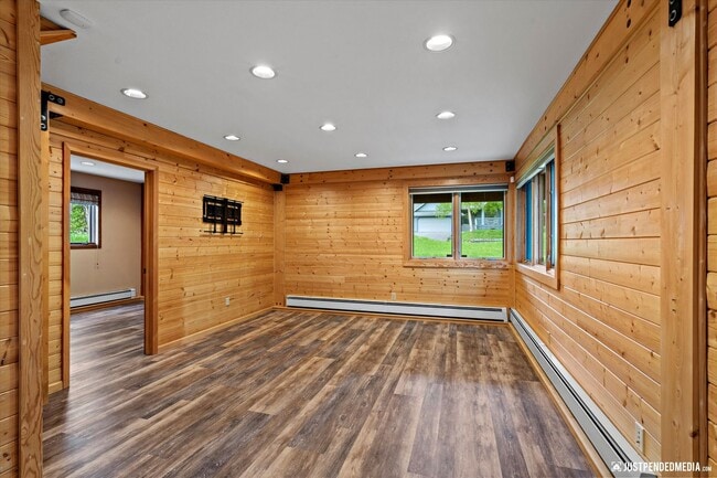 Building Photo - Hillside Retreat