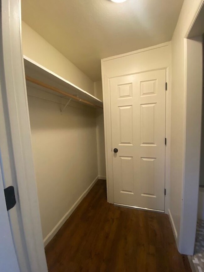Building Photo - Newly Remodeled 1 Bedroom Apartment!