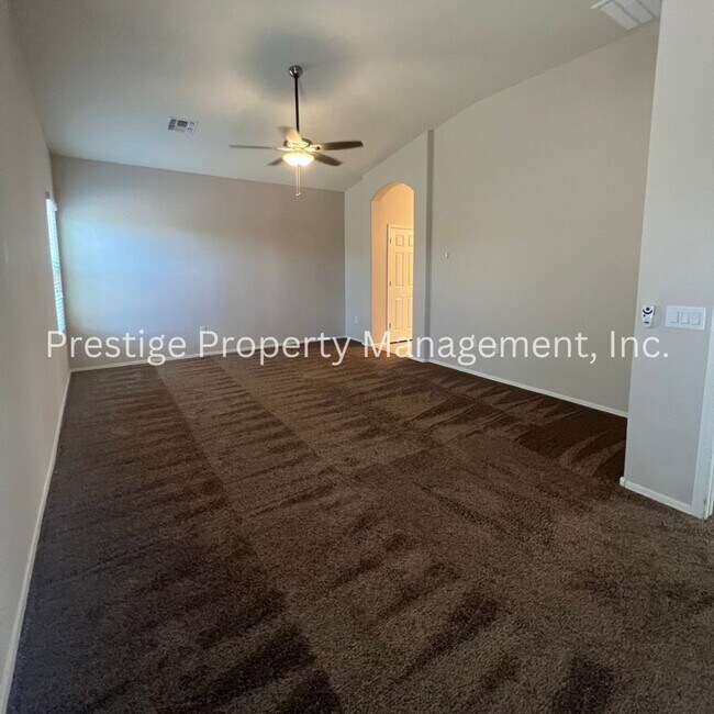 Building Photo - 3BD+Den/3BA Marana Home With Wonderful Com...