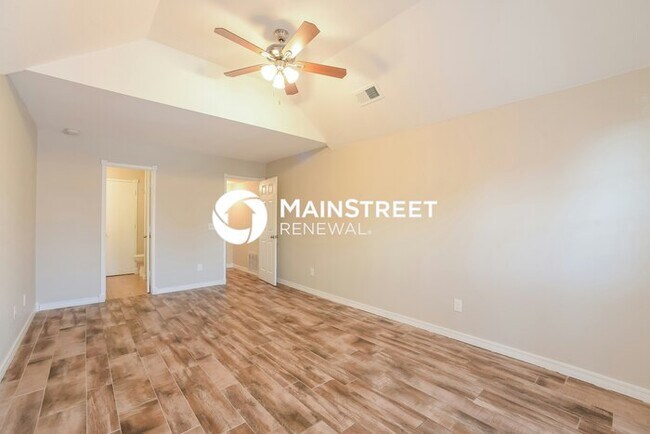 Building Photo - 4 Bedroom Pet-Friendly Home in MOORE, OK with Main Street Renewal