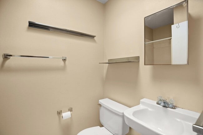 Building Photo - 3302 Hemlock Ave