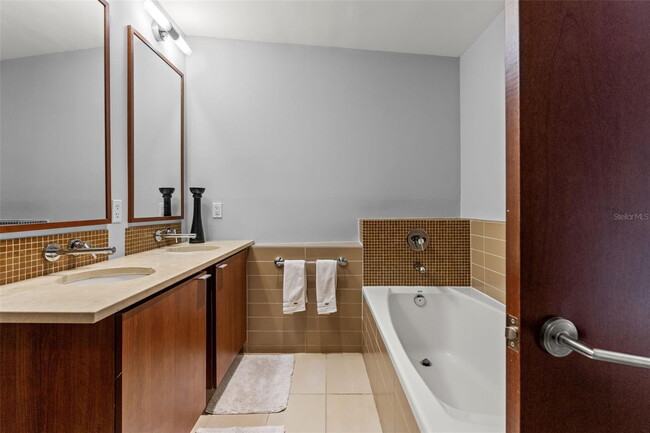Building Photo - Modern 2 Bed/2 Bath Condo
